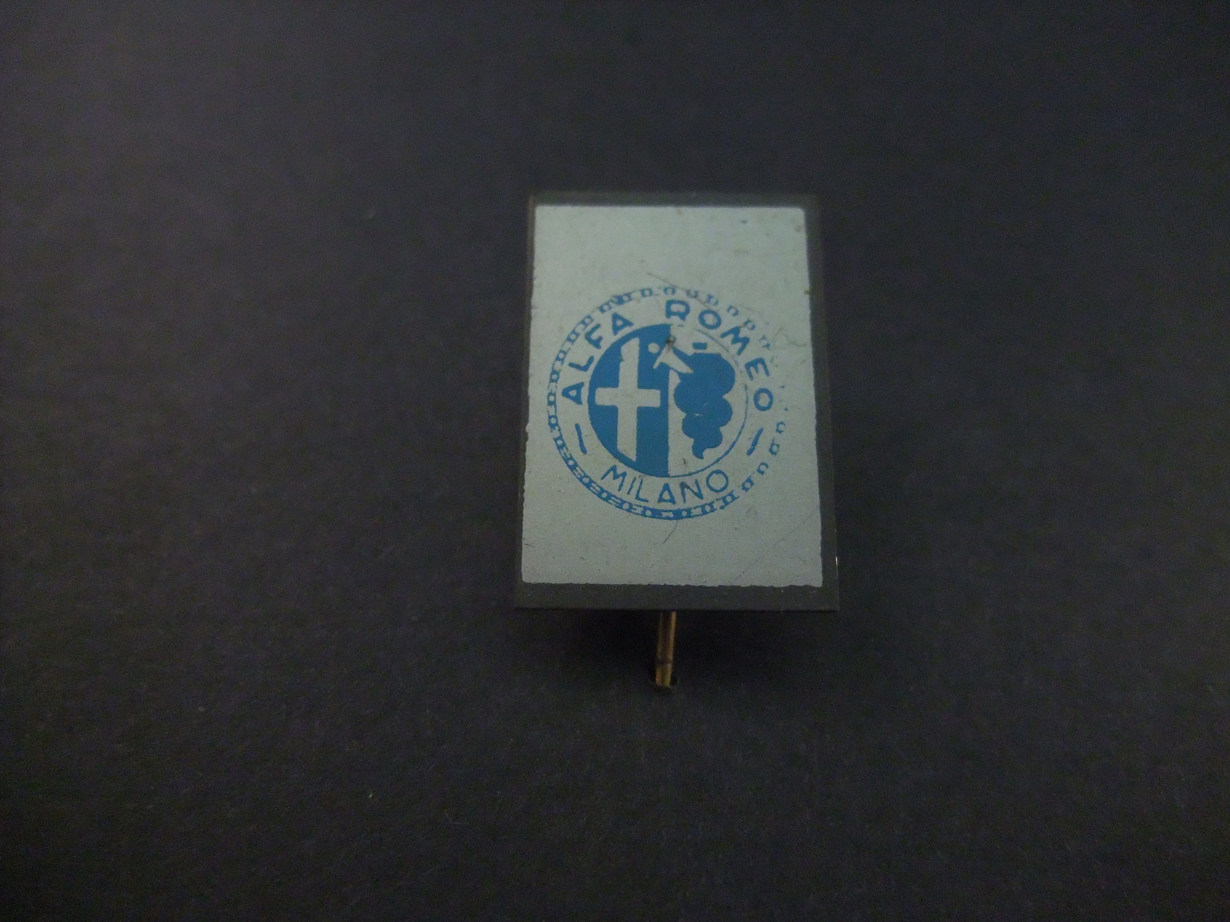 Alfa-Romeo Milano Italiaanse autofabrikant  blauw op grijs logo